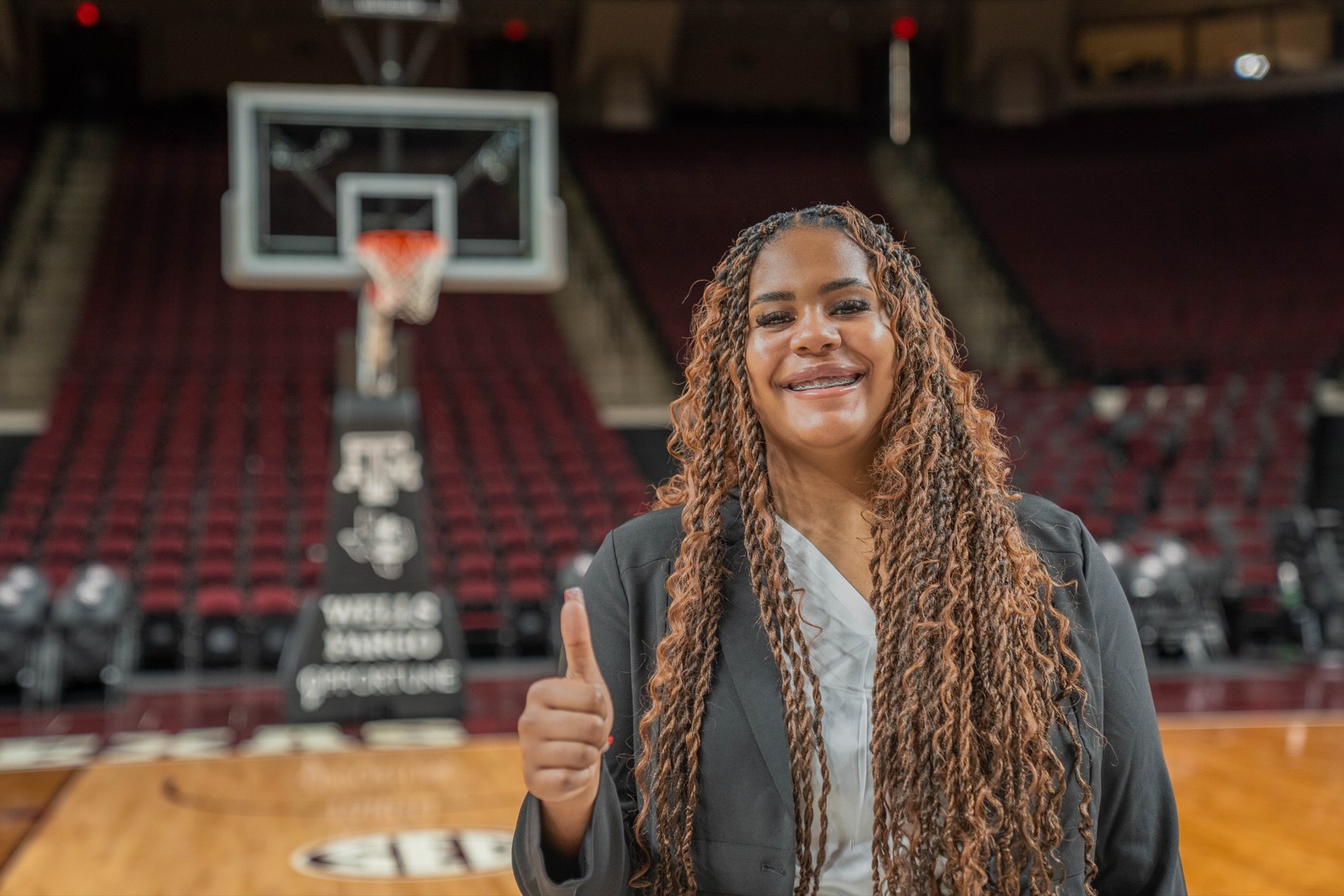 Jada Malone giving thumbs up in the basketball court